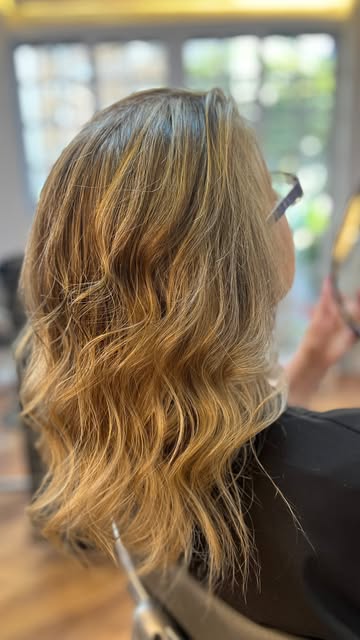 Cabelo loiro mel ondulado, finalizado no salão