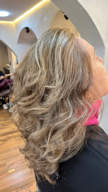 Mechas loiras acinzentadas com ondas largas